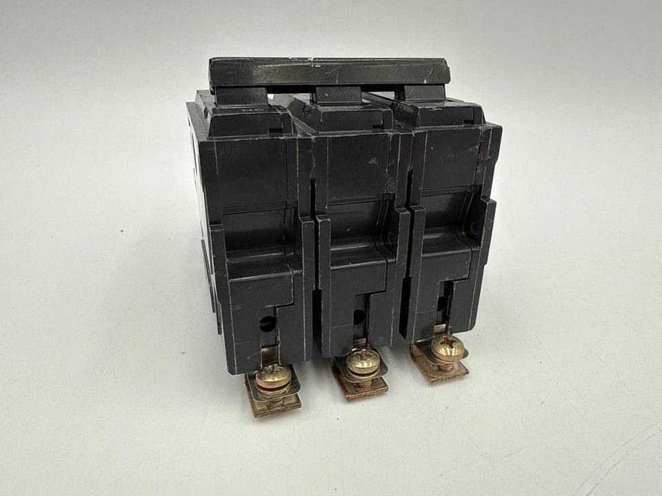 GE THQB32030 Circuit Breaker 30A 3P 240V 3PH THQB Bolt On 30 Amp 3 Pole Used - Image 4 of 4