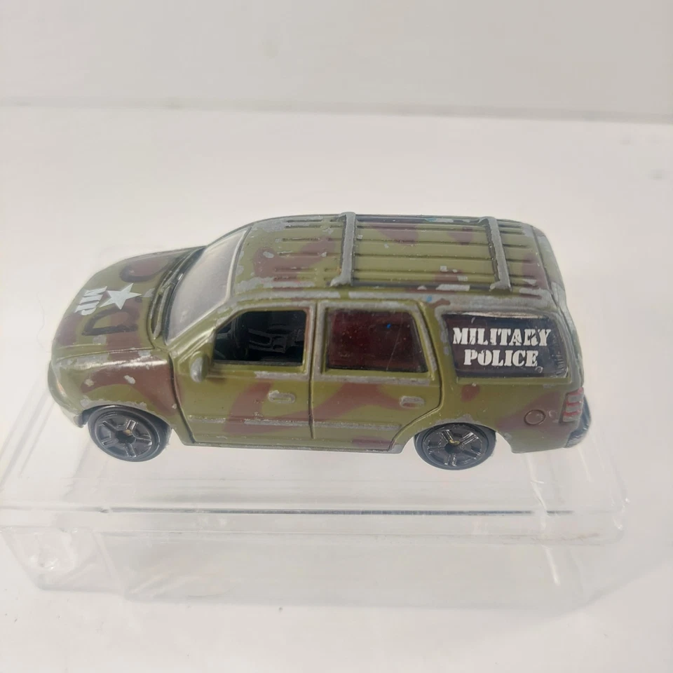 Литое под давлением коллекционное золотое колесо Ford Expedition для военной полиции масштаба 1:64 ✅️ - Изображение 3 из 4