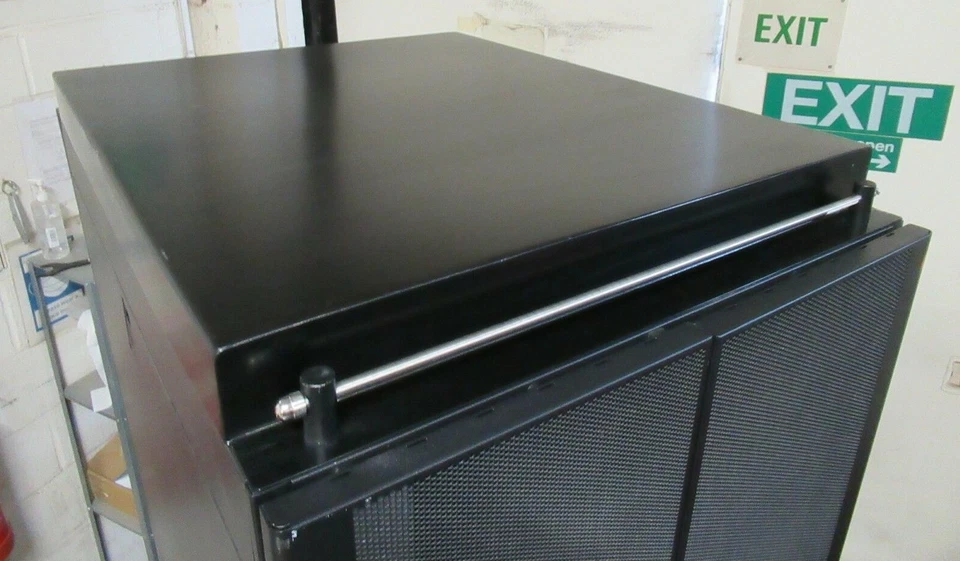 APC AR3150 Netshelter SX 42U Server Rack Security Secure Solid Roof Lid Panel - Image 4 of 4