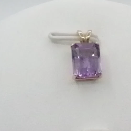 Colgante de piedras preciosas amatista púrpura corte esmeralda oro amarillo 14K firmado por MEI Foto 3 de 4