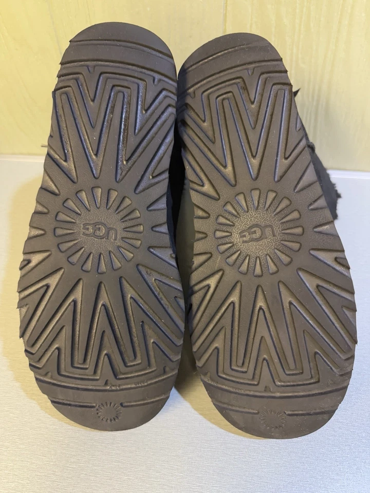 UGG Mini Bailey Bow Brillo Gamuza Metálica Superior Negro Satinado Lazo Para Mujer Foto 4 de 4