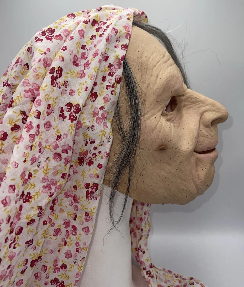 Máscara de látex Zagone Studios Nana con pañuelo hecha en EE. UU. Vieja dama ☼ Foto 3 de 4