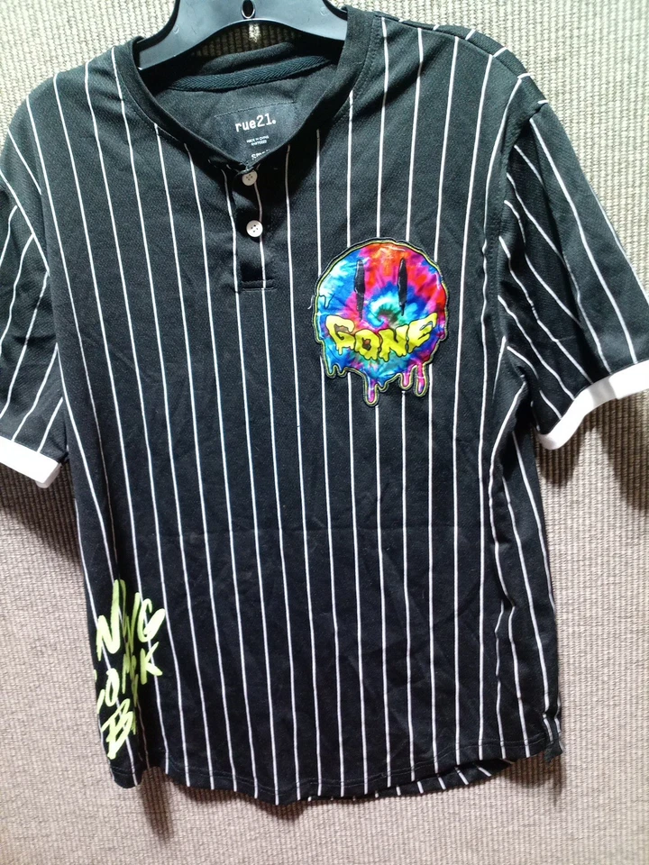 Camisa Rue21 Mentally Gone Cuarto Botón Manga Corta Pequeña Para Hombre Negra/Rayas Foto 2 de 4