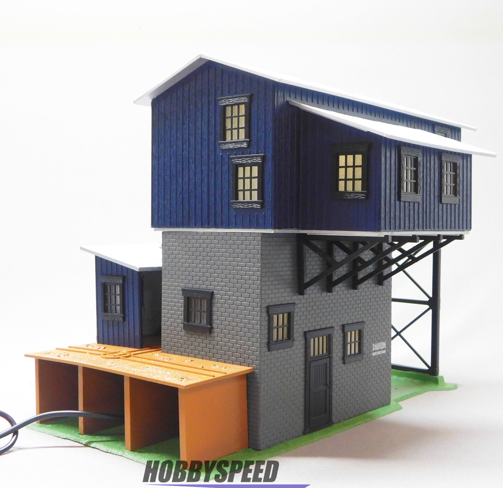 LIONEL PLUGEXPANDPLAY LIGHTED COALING STATION BUILDING O GAUGE