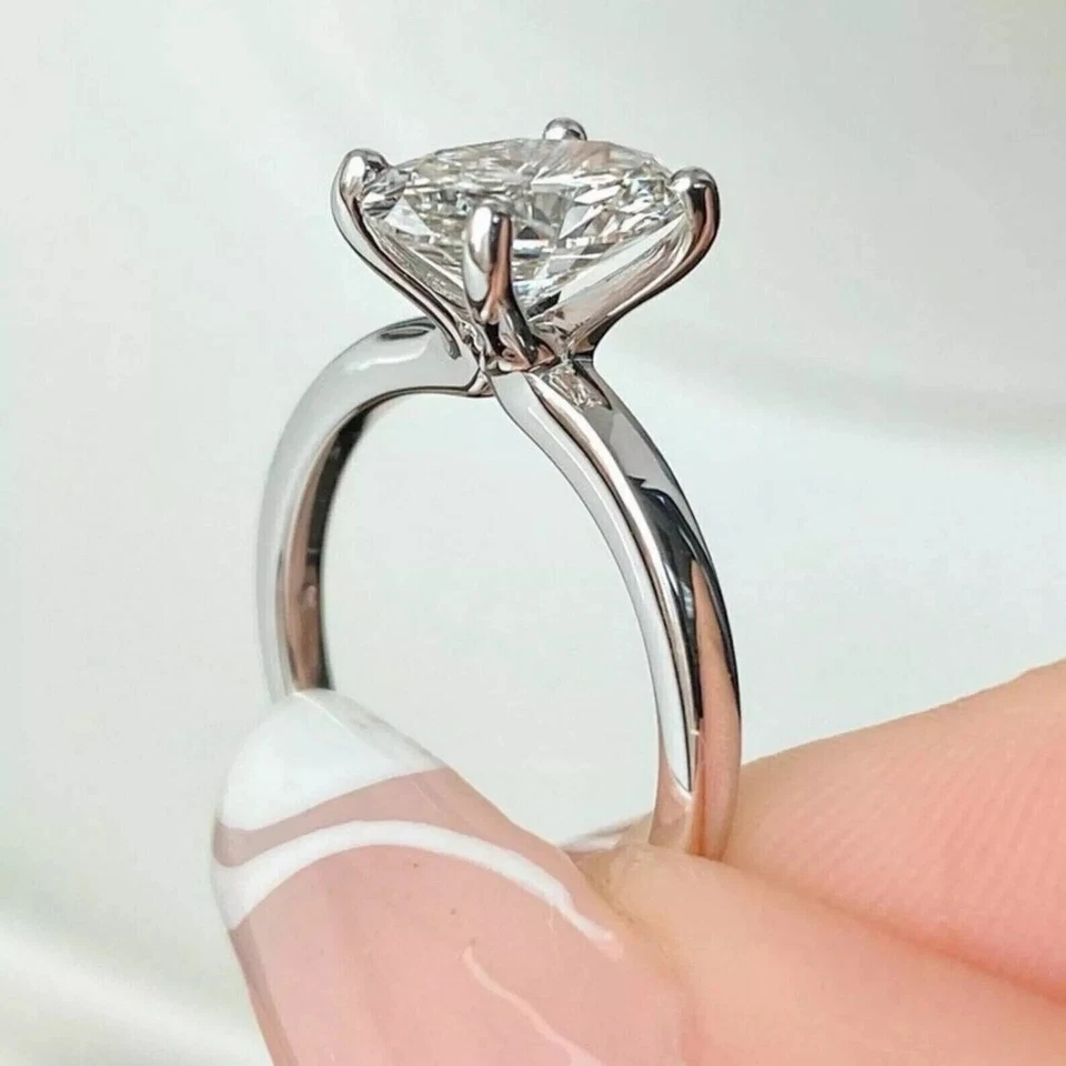 Anillo de compromiso solitario de diamantes de corte ovalado de 2 quilates con acabado de oro blanco de 14 quilates Foto 3 de 4