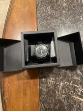 OMEGA x Swatch Speedmaster Snoopy MISSION TO THE MOONPHASE - NEW MOON - SO33M100