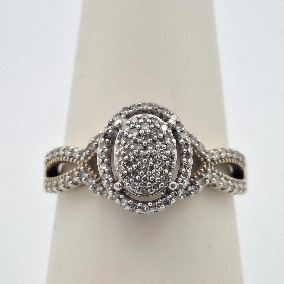 Anillo de oro amarillo de 10 quilates de 0,25 quilates redondo con racimo ovalado de diamantes talla 7 Foto 2 de 4