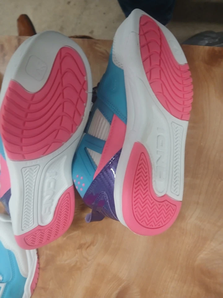 Y 1 Zapatos de Baloncesto de Parte Superior Alta con Cordones para Niños Talla 4 Nuevos con Etiquetas Foto 3 de 4