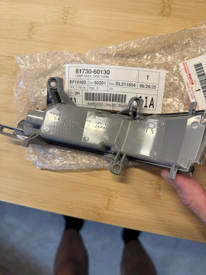 OEM Lexus Gx460 Passenger Mirror Turn Signal LED Light 81730-60130 Like New - Image 2 of 3