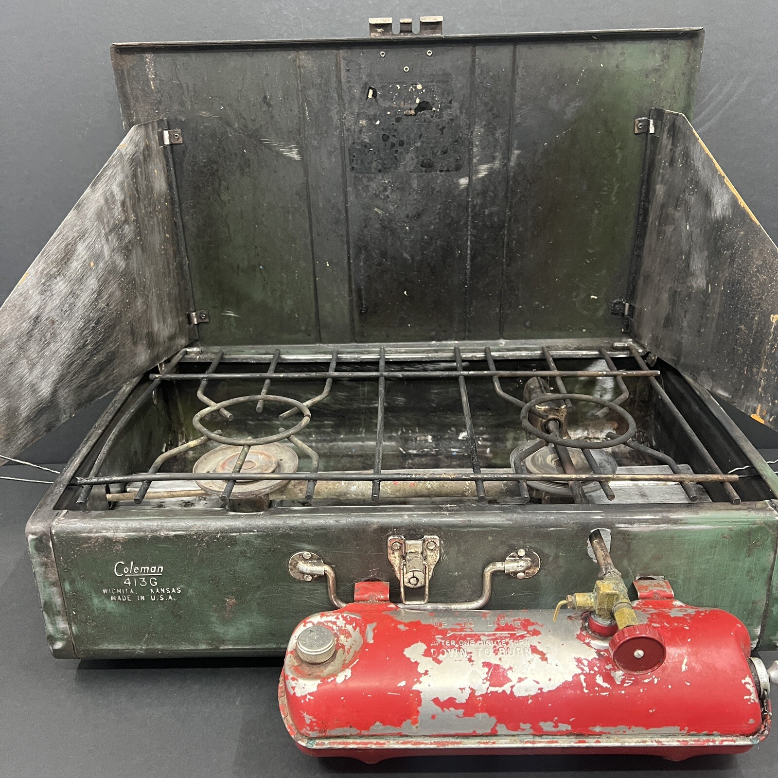 Vintage Coleman 413G Green 2-Burner Camp Stove with Red Tank – Excellent Condition  