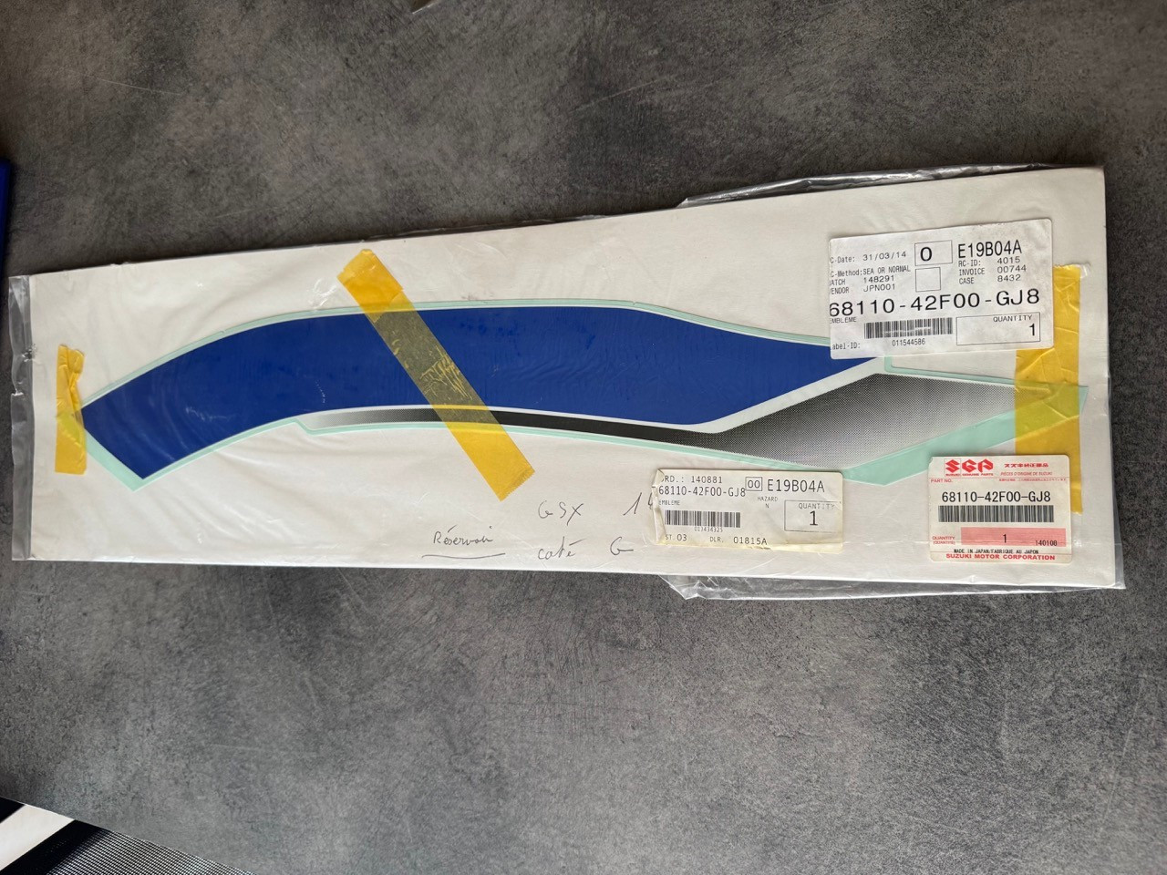 Sticker réservoir gauche Suzuki GSX1400 look d'origine pour vos balades moto 02-05