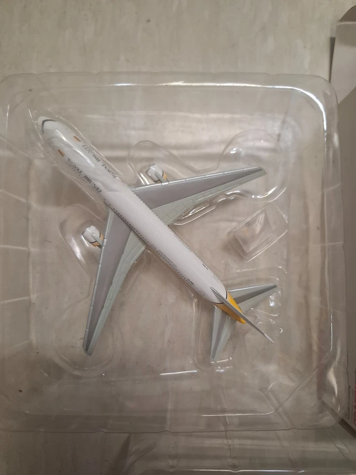 Dragon #55414 1/400 Royal Brunei  B767-300ER ~ V8-RBH (Airline) - Image 3 of 4