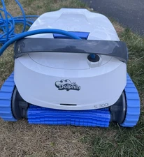 Dolphin S300i Pool Vacuum Pool Cleaner Fully Functional