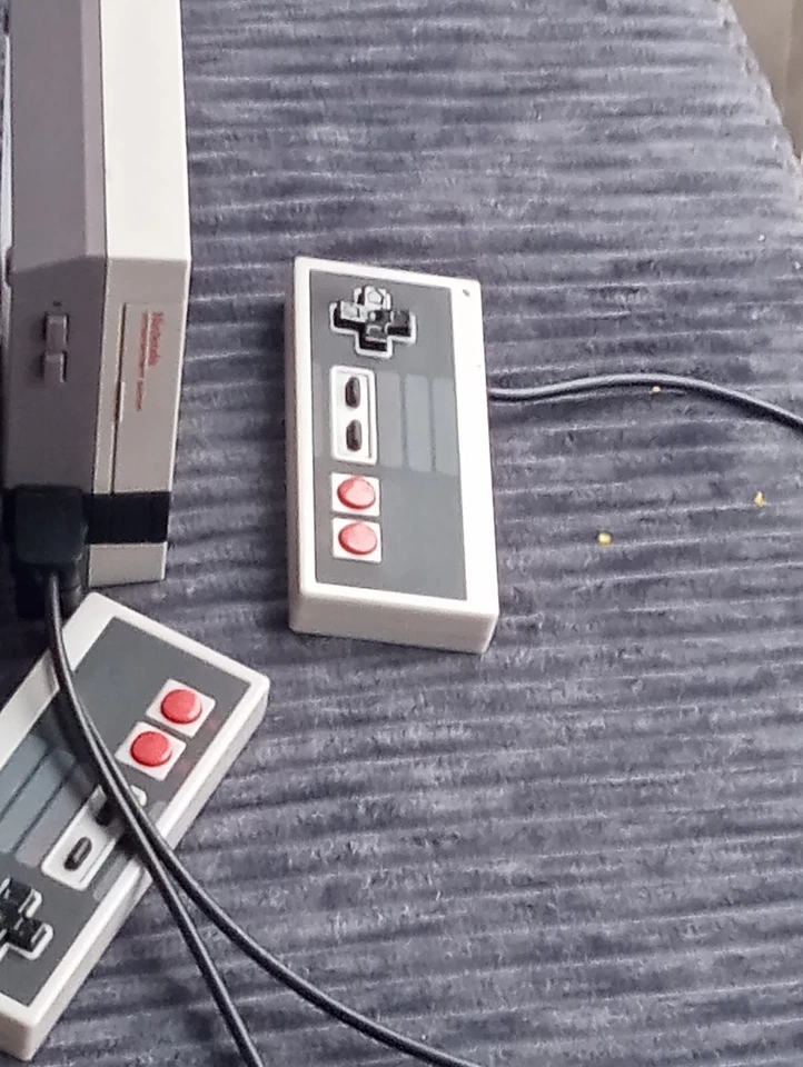 N E.S. Mandos a distancia clásicos de dos cables largos y más de 700 juegos instalados. Foto 3 de 3