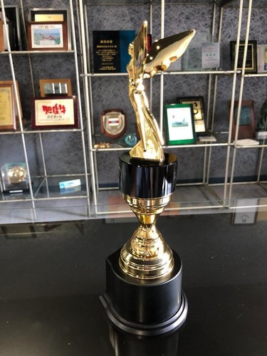 New and unused! Goddess Bronze Trophy Height 29cm Delivered from Japan - Picture 2 of 3