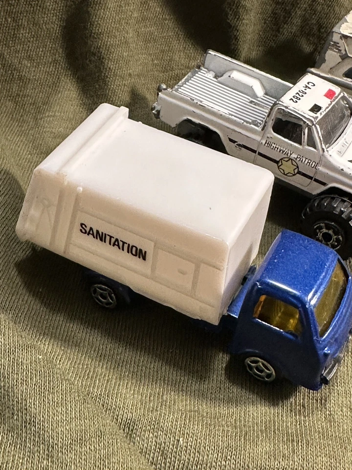Lote mixto de 5 camiones de juguete relacionados con el servicio. 4 fundidos a presión, 1 plástico. Tomica, etc Foto 3 de 4