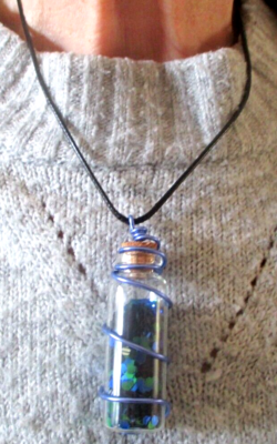 Pendentif Ancien Avec Gros Strass Bleu - Bijou Vintage En Bon état, Sans Marque
