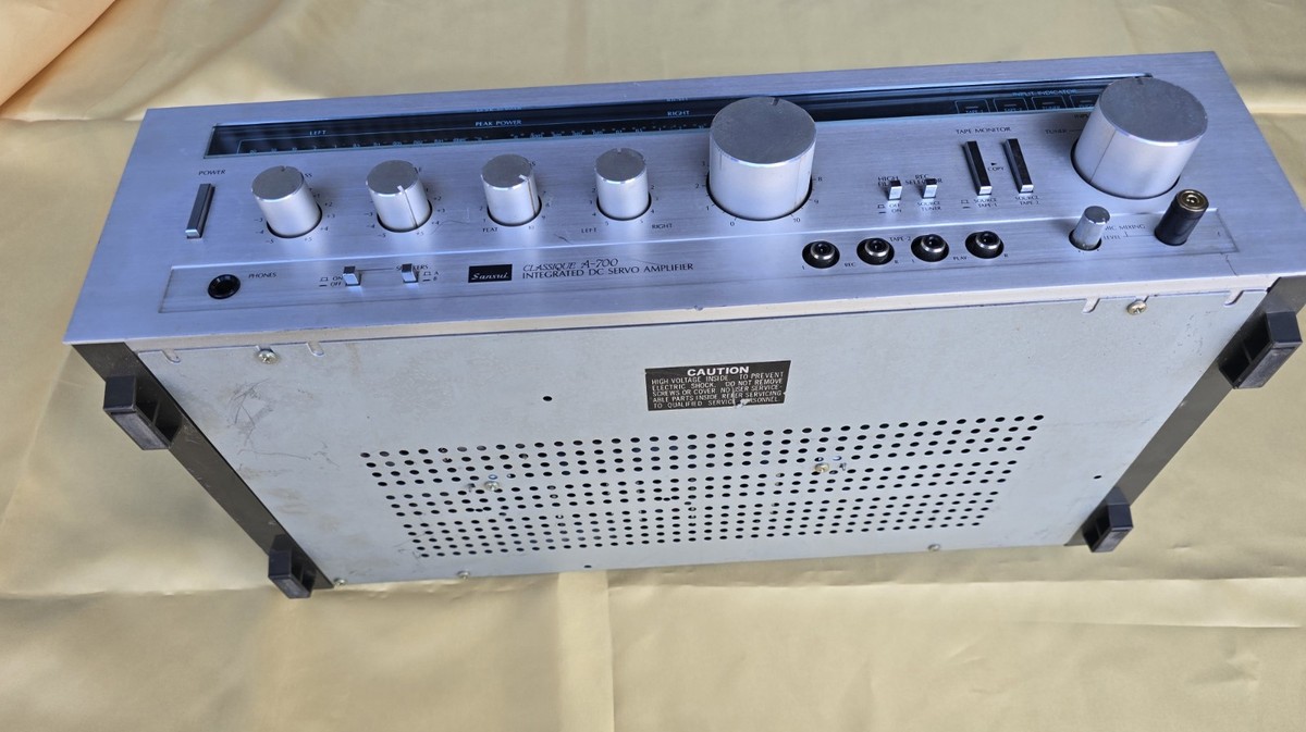 De 1981 Sansui Classique A-700 Integrated DC Servo Amplifier