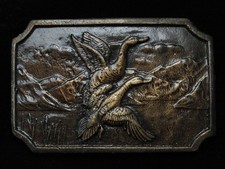 PF27105 VINTAGE 1970s  DUCKS FLYING OVER LAKE  ARTWORK BRASSTONE BELT BUCKLE