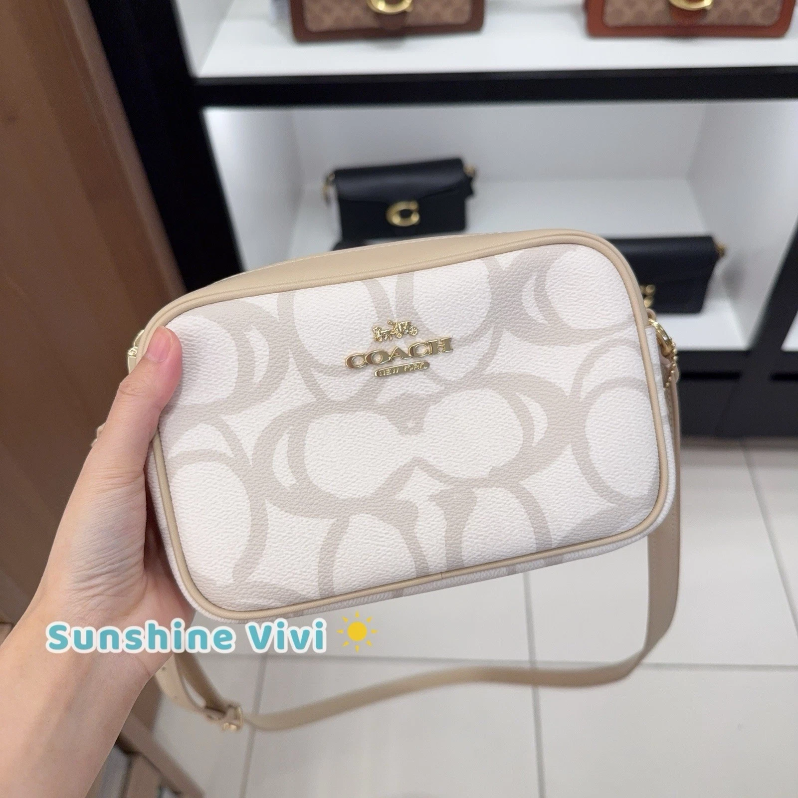 Borsa fotocamera Coach Mini Jamie nuova con etichette in tela firmata schizzo CBL94 oro avorio