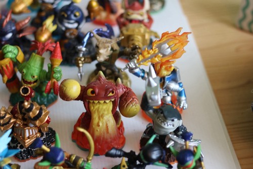 Skylanders Pacchetto Figurine Miste Joblot Con Borsa Portaoggetti - Foto 14 di 20
