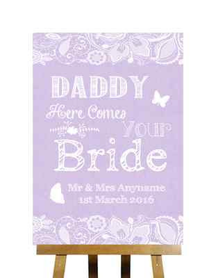 Personalisiertes Hochzeitsschild Flieder Sackleinen & Spitzeneffekt Here Comes Your Bride Daddy