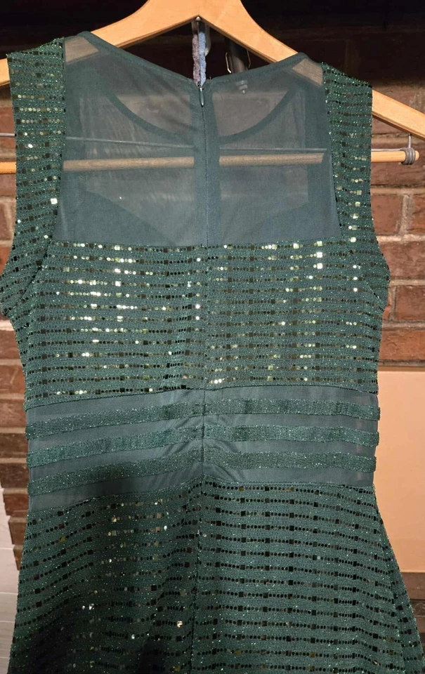 VESTIDO MIDI VERDE ESMERALDA FUNDA LENTEJUELAS VERTICAL MAC DUGGAL 10509 Enfocus Studio Foto 4 de 4