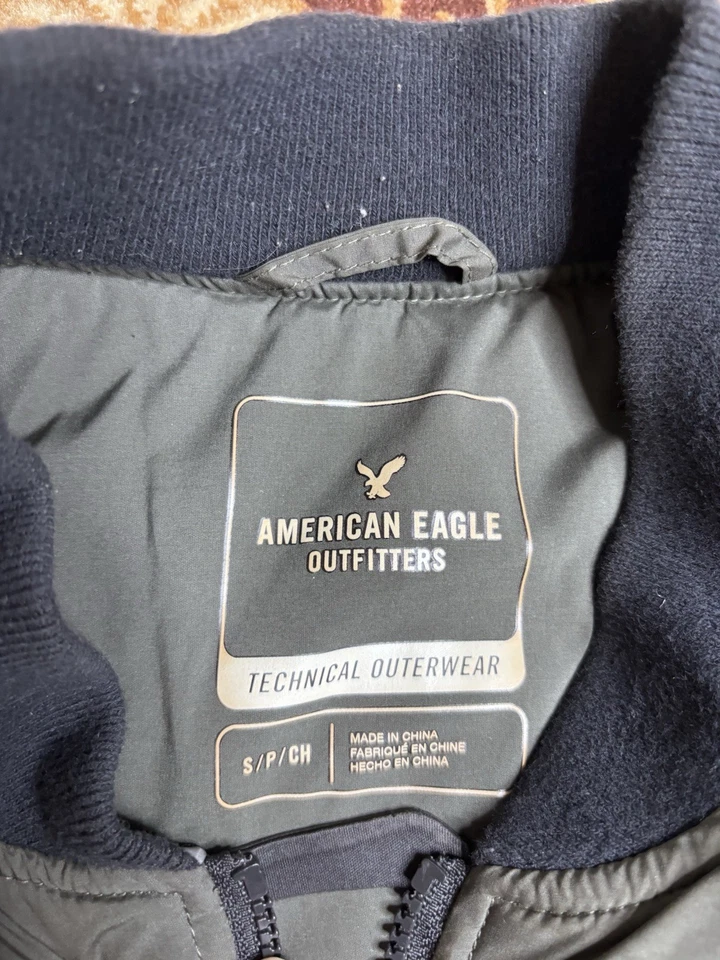 Chaqueta de Bombardero American Eagle Hombres Pequeña Clásica Vuelo Estilo Militar Ligera Foto 2 de 4