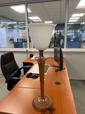 lampe de bureau vintage en bois , cahe ampoule en opaline blanche de 78.5 cm de