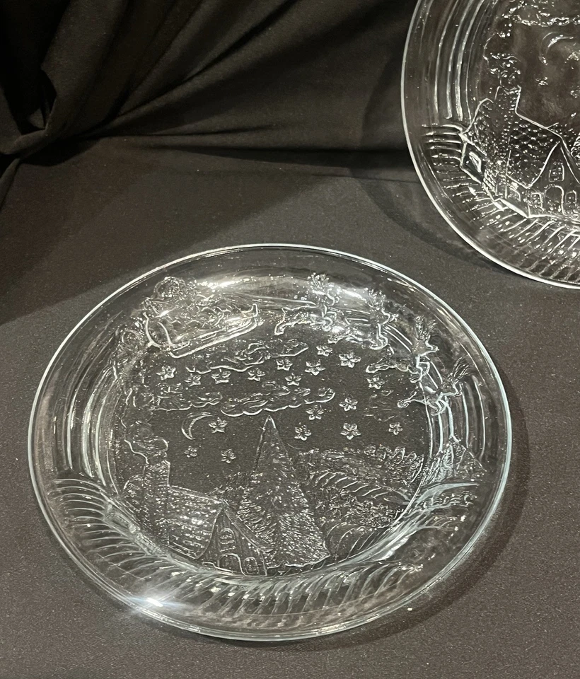 Plato de Navidad de vidrio transparente con escena trineo de Santa, cabaña de troncos y copos de nieve Foto 4 de 4