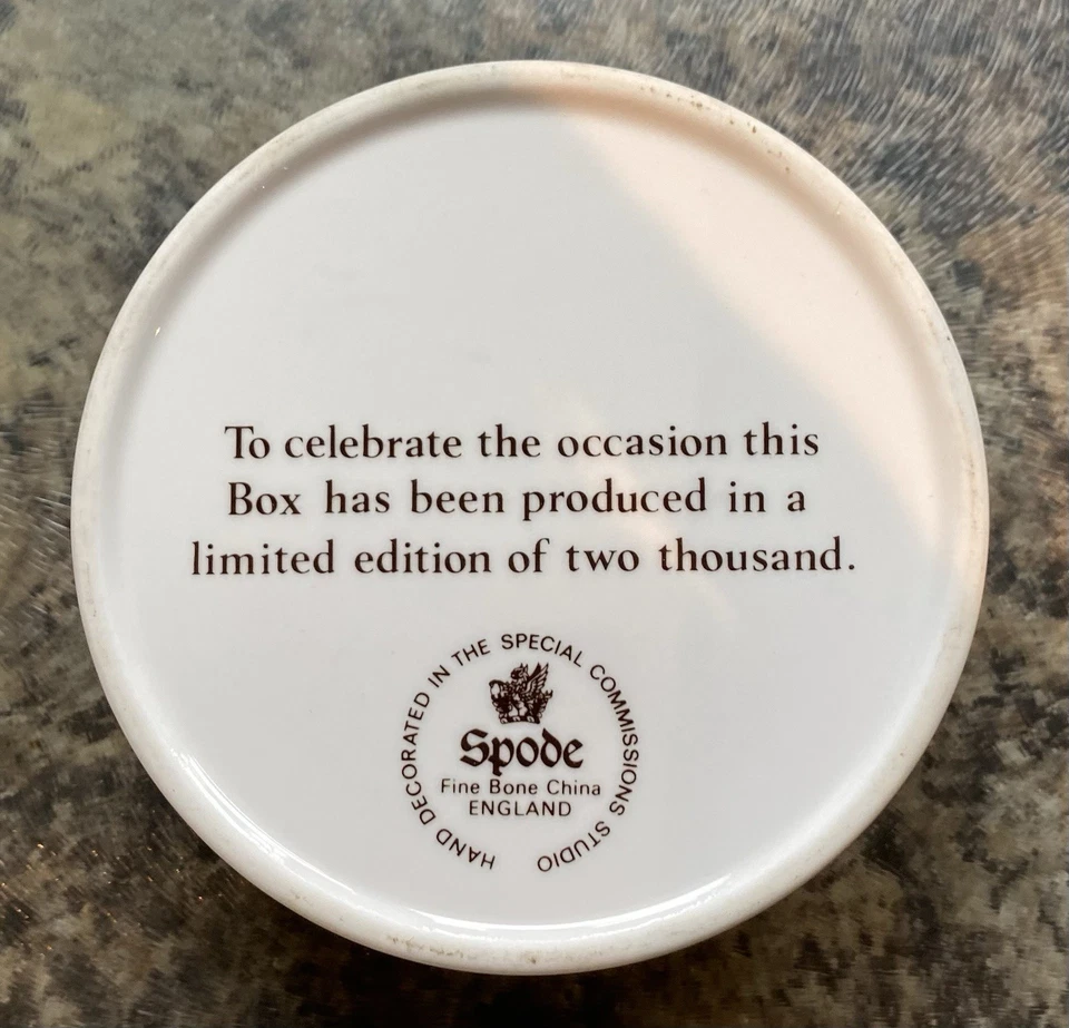 Spode Trinket Box For the 80th birthday of Queen Elizabeth the Queen Mother - Image 3 of 4