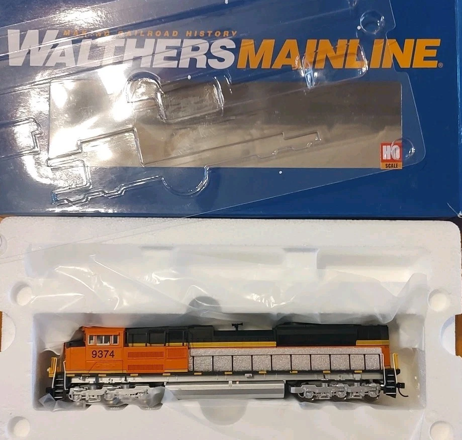 Walthers 910-19865 HO BNSF EMD SD70ACe Diesel Locomotive #9374 w/ Sound & DCC - Image 2 of 3