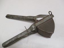 Alte Deko Kartoffelpresse Pürreebereiter aus Metall