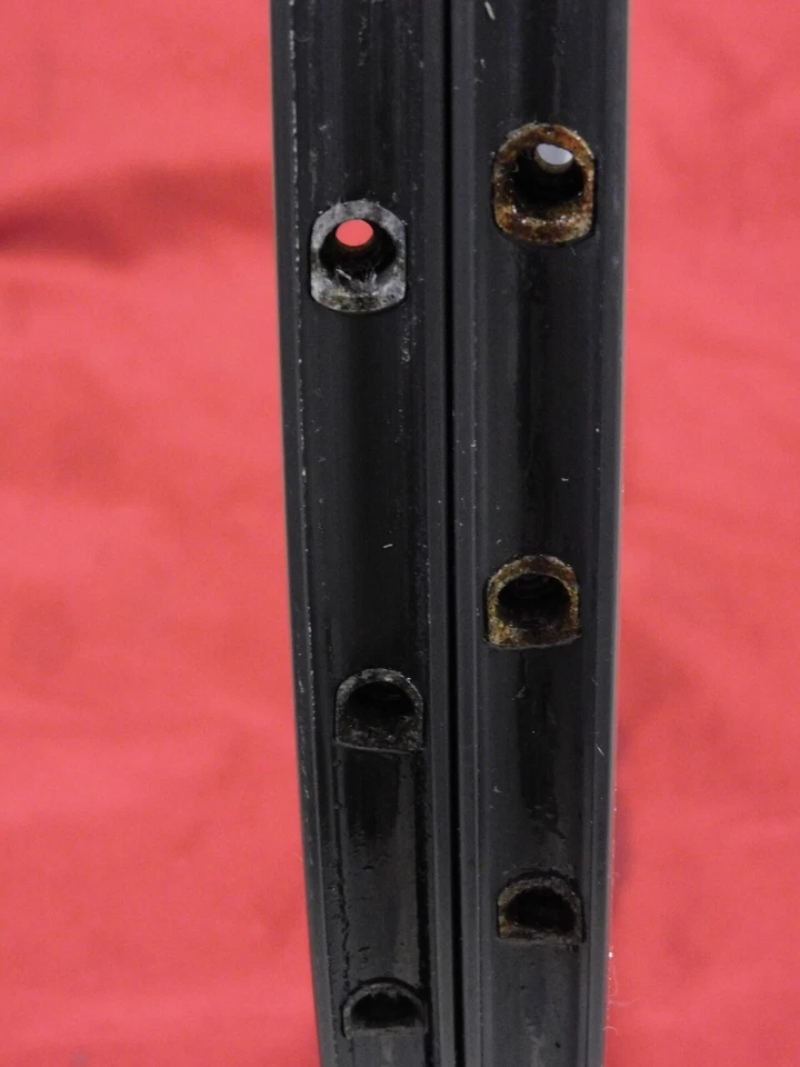 2 Vintage Campagnolo Omega 19 Dark Gray Clincher Rims 32 / 36 Holes @ 435 grams - Image 4 of 4