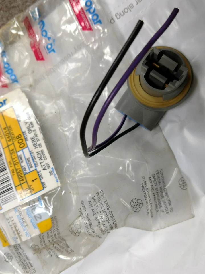 NUEVO enchufe de luz Mopar 04636362 OEM de fábrica para láser de sombra LEBARON DYNASTY Foto 3 de 4