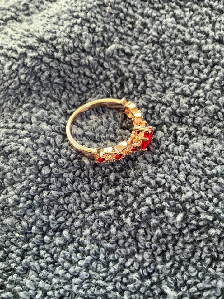 Anillo. Color oro rosa. Con Piedra Corazón Rojo y 6 Piedras Laterales Talla 8 Foto 3 de 4