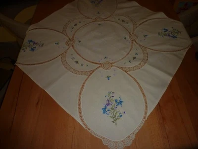 gestickte Mitteldecke, Tischdecke, Blumen Muster handarbeit....80cm x 80cm - Bild 1 von 4