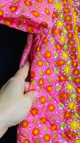 Vintage 1960s colorful pink housecoat robe, floral mod warm lounge quilted NOS - Picture 5 of 9