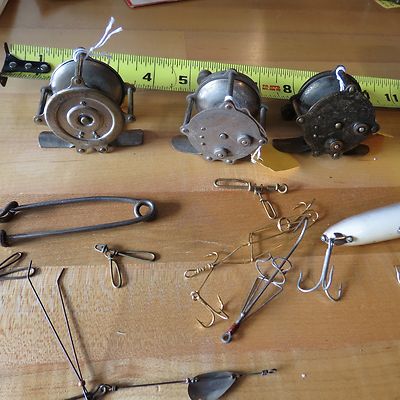 Lot Antique De Pêche : Moulinets à Pilier Surélevé, Leurre Heddon, Hameçons Anciens – Vintage L.9135