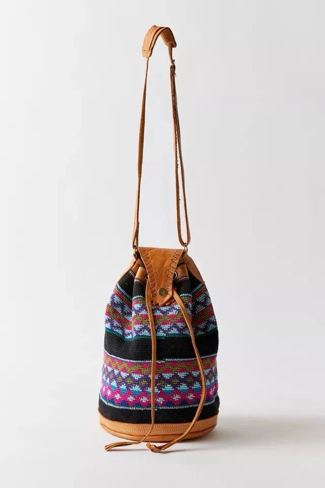 Bolso Bandolera Urban Outfitters Cuero Borde Colorido Tejido Cordón Cubo Foto 2 de 4