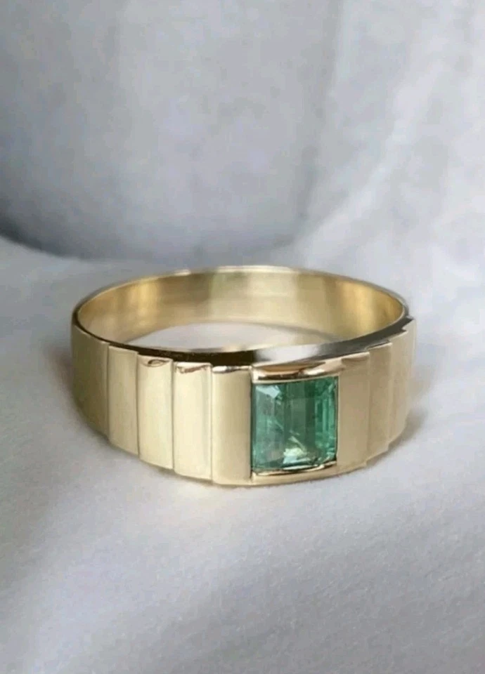 Anillo de compromiso solitario de esmeralda para hombre en anillo de oro amarillo macizo de 14 k Foto 4 de 4