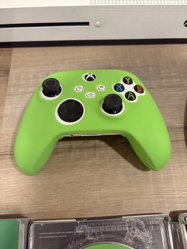 Consola de juegos Microsoft Xbox One S 1 TB 1681 ¡con 4 juegos y paquete de 3 controladores! Foto 4 de 4