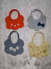 Bavette Neonato Set Da Quattro Pezzi Ricamati A Mano 