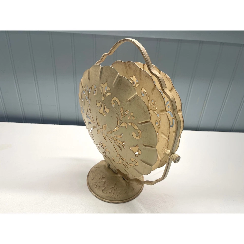 Soporte de postre de metal en capas con pergamino ornamentado mango blanco crema núcleo de cabaña Foto 3 de 3