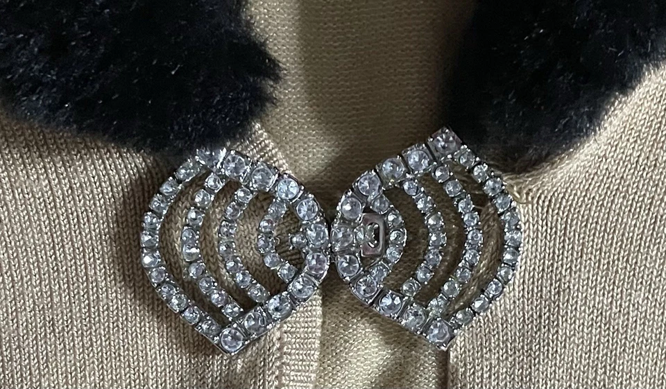 Suéter cárdigan tostado con cuello de piel negro con cierre de cristales. Talla grande, Apt 9 Foto 3 de 4