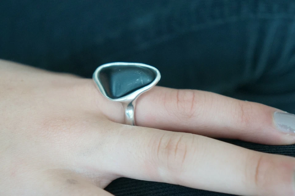 NUEVO Anillo Grabado Uno De 50 Piedra Triángulo Negro Plata Estampado 6 S Foto 3 de 4