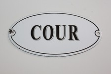 Plaque émaillée " COUR " la plaque est bombée  Dimensions 16x8,5 cm