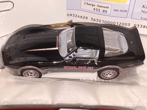 Danbury Mint 1:43 1962 Maroon Corvette / 1978 Black Pace Car Corvette PAIR NEW - Picture 2 of 5
