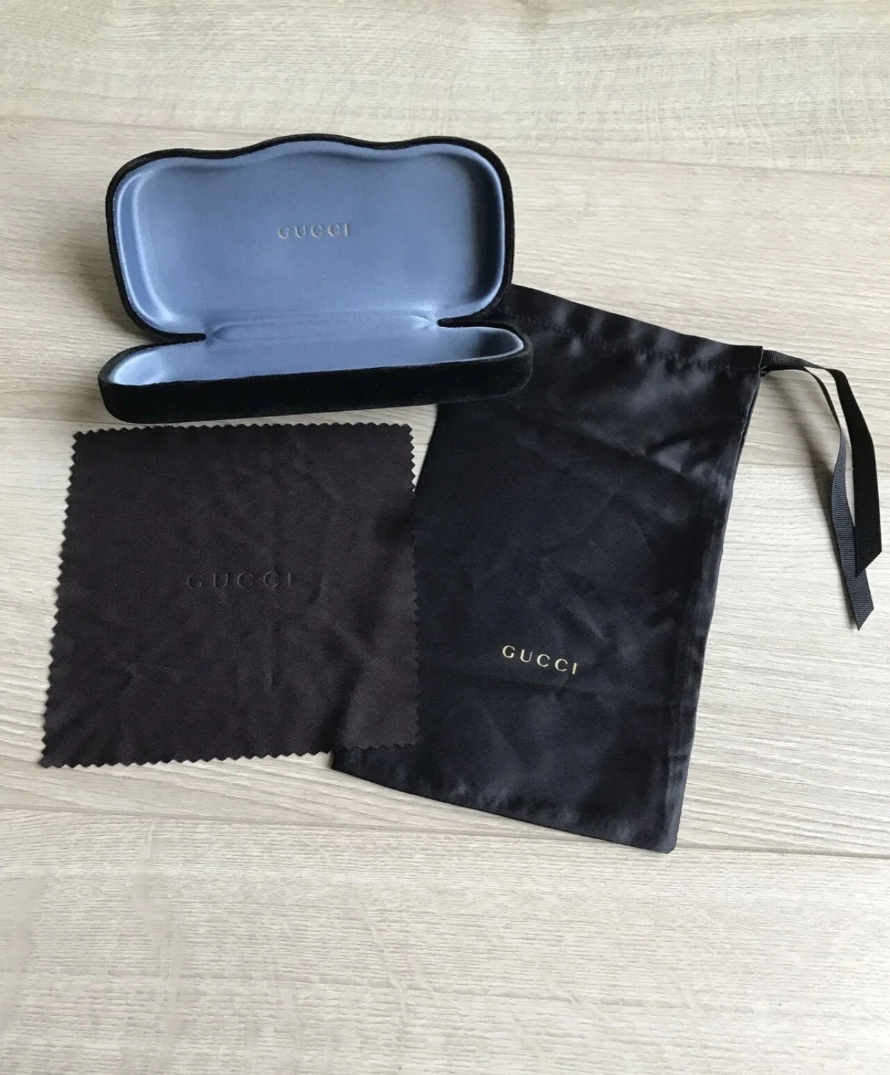 Étui rigide Gucci velours noir et étui souple Gucci et chiffon de nettoyage pour verres Gucci