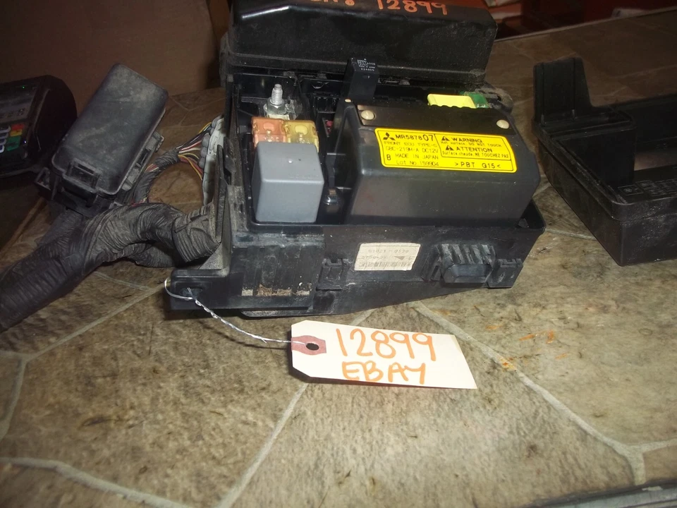 Conjunto de bloque de circuito de caja de fusibles de motor MITSUBISHI GALANT 2010-2012 debajo del capó Foto 4 de 4